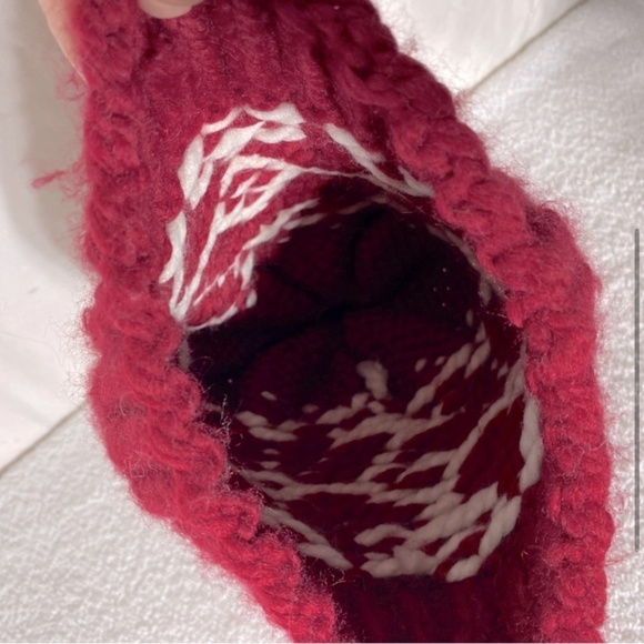 Handmade Red White Snowflake Jacquard Knit Toque Beanie With Faux Fur Pom Pom - Picture 4 of 6